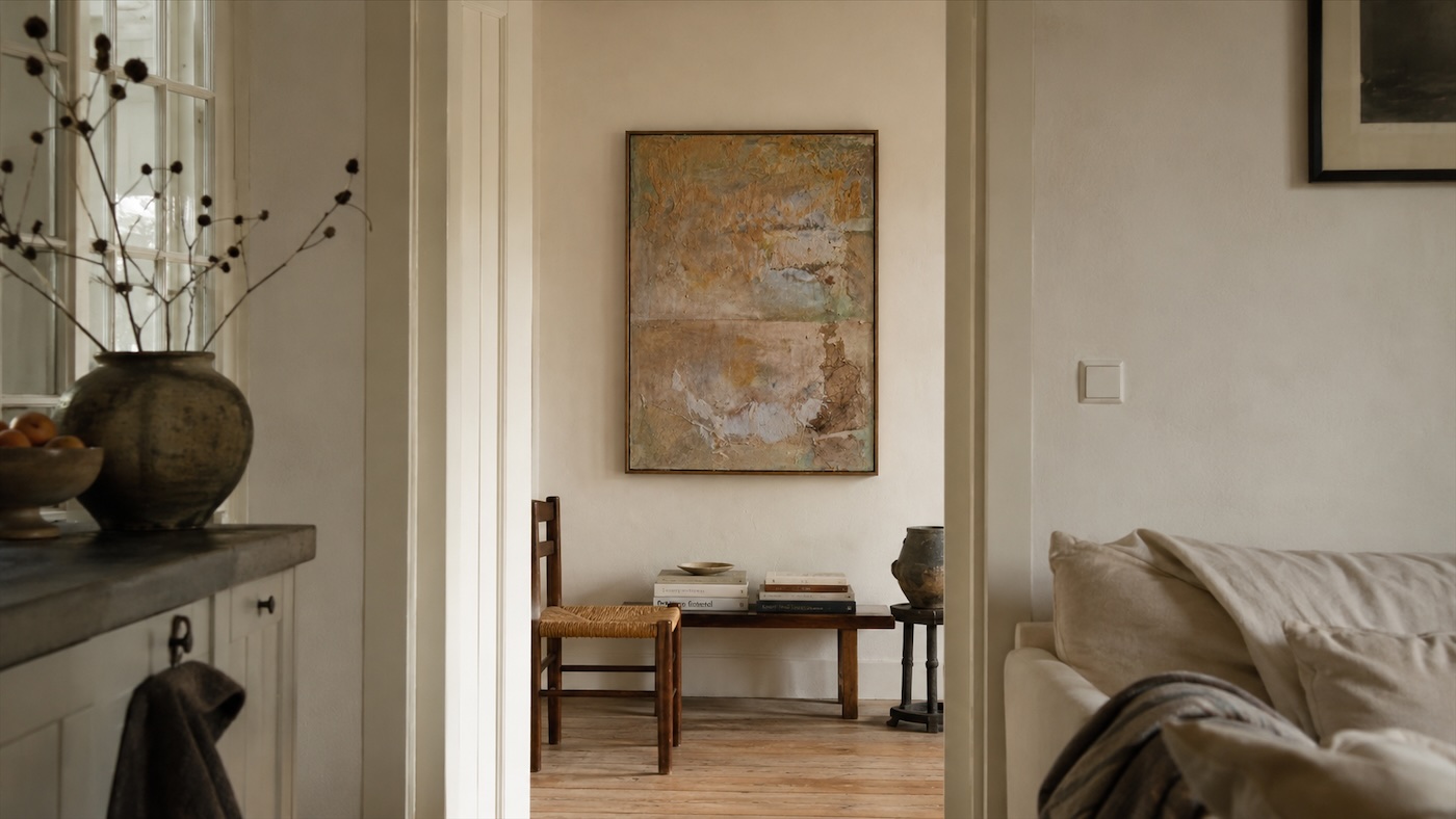Een werk van Els Schram in een kamer met kalkmuren